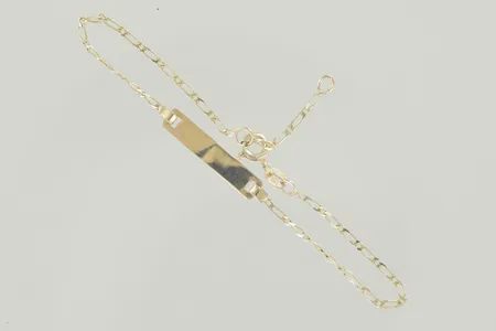 Armband med bricka längd 15-17 cm, bredd 2-4 mm, graverad 14K  Vikt: 1,2 g