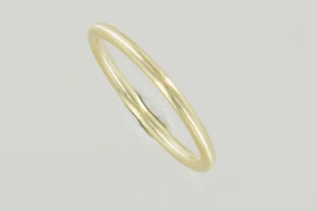 Ring stl: 17 bredd 2 mm, 18K Vikt: 1,3 g
