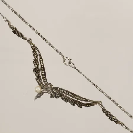 Collier med odlad pärla samt markasiter längd 40,5cm bredd 1,7-35,5mm silver 830/1000 Vikt: 11 g