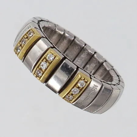 Ring Nomination med detaljer i 18K samt vita stenar flexibel storlek stål stl ca 18, bredd 7mm, rostfritt stål. Vikt: 5,6 g