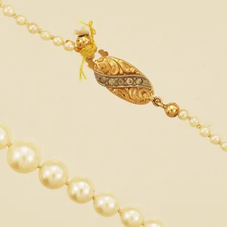 Pärlcollier med imitations pärlor doserad 112st Ø2,3-7,0mm defekt lås med vita stenar tvåfärgat 18K Vikt: 11,1 g