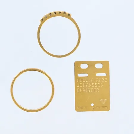 2 ringar och 1 ID-bricka, en av ringarna med diamanter 0,10ct, med gravyr, 18K Vikt: 7,3 g