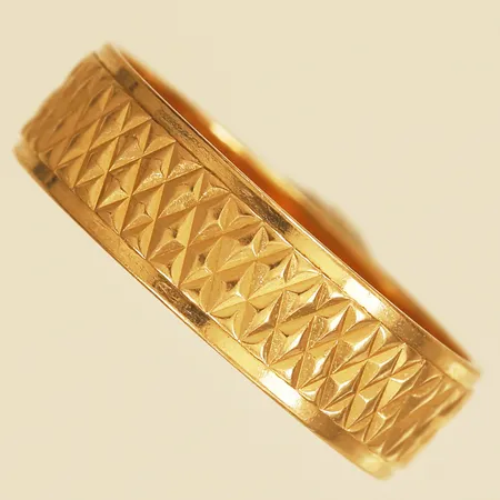 Ring med dekor stl:18½ bredd 5,8mm 18K Vikt: 4 g