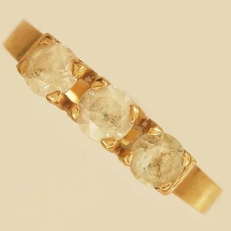 Ring med vita stenar stl:17½ bredd 4,2mm slitage på stenar 18K Vikt: 2,8 g