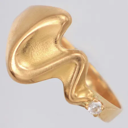 Ring med sten Pernilla Wiberg Alton stl:18, bredd 11,8mm, något skev, 18K Vikt: 2,5 g