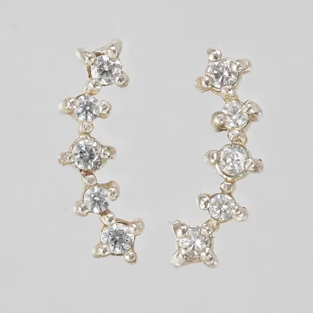 Ett par örhängenmed vita stenar längd: ca 1,2cm bredd: ca 3mm 925/1000 silver Vikt: 0,8 g