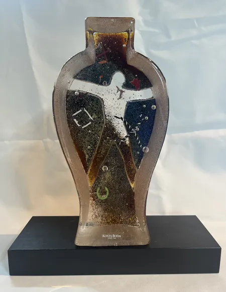 Glasskulptur Bertil Vallien Kosta Boda höjd 22,5cm bredd 11,5cm djup 7cm med träsockel höjd 3cm Vikt: 0 g