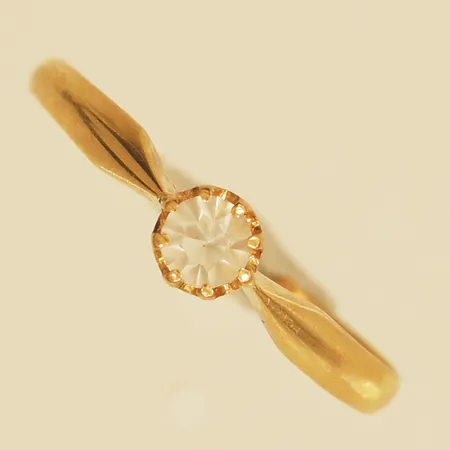 Ring med vit sten stl:17¼ bredd 4,2mm 18K Vikt: 1,2 g