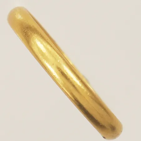 Ring stl:22¾ bredd 3,4mm personlig gravyr 23K Vikt: 5,7 g
