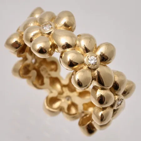 Ring stl:17½, bredd ca 10x5mm, blommig med 7st stenar, mått ca 0,90mm, 14K, 7,27g.