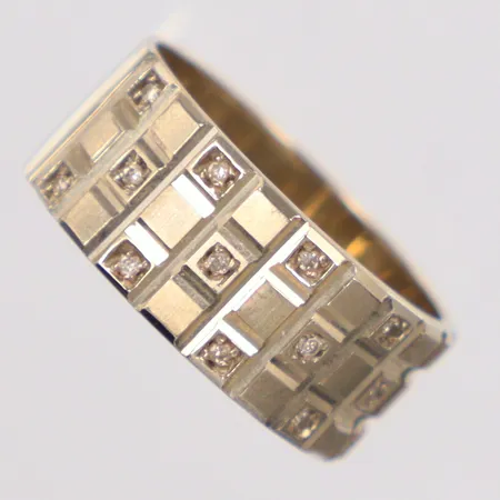 Ring vitguld stl:19 bredd 8,8mm 18k Vikt: 7,1 g