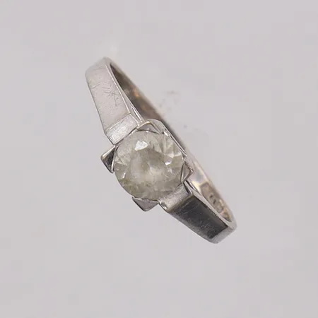 Ring med sten stl:17½, bredd 1,8-5,9mm, vitguld, något skev. 18K  Vikt: 3,1 g