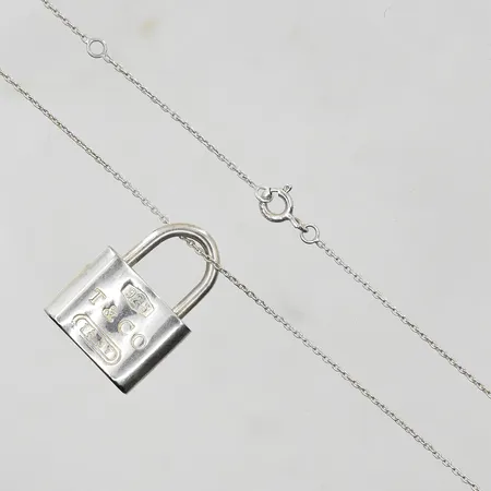 Kedja med hänge längd 42½-45½cm, länkens bredd 1mm, ej märkesdesign, silver 925/1000. Vikt: 9,4 g