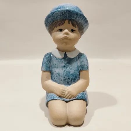 Figurin Sommarklädd av Lisa Larson för Gustavsberg, höjd ca 18cm bredd ca 10cm, stämpelmärkt samt signerad 
