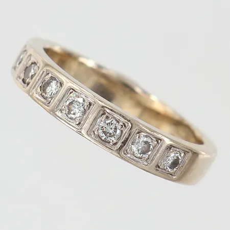 Ring halvallians med diamanter 8 x 0,03ct, stl:16¾, bredd 3,7mm, behov av omrodiering, 18K Vikt: 4,2 g