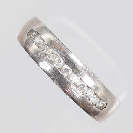 Ring med vita stenar stl:17½ bredd 4-5mm silver 925/1000 Vikt: 4,4 g