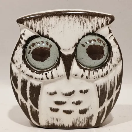 Figurin Uggla Abbekås, Carsten Ström Höjd 10cm, färgfläckar på baksidan.