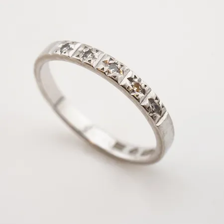 Ring m diamanter 0,09ct enligt gravyr, vitguld, 19½(61), bredd 3mm, 18k, gravyr Vikt: 3,6 g