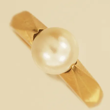 Ring med odlad pärla stl: 17¼ Ø7,8mm år 1963 18K Vikt: 7,2 g