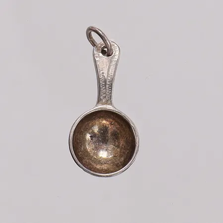 Hänge slev, höjd 22mm bredd 9,8mm, svenska stämplar, silver 925/1000 Vikt: 0,9 g