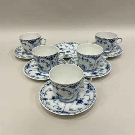 5 Kaffekoppar med 6 fat Musselmalet Halvblond Royal Copenhagen, modellnummer 719, koppens höjd ca 6,5cm samt Ø 7cm, fatets diameter ca 12,5cm, 1950 - 60 tal Danmark Skickas med postpaket.