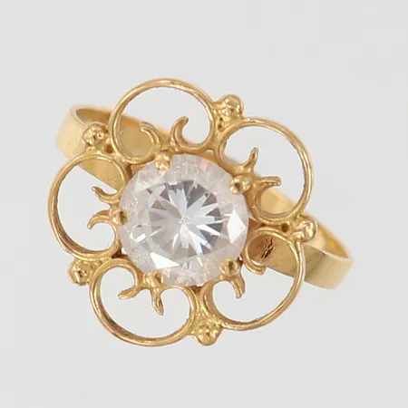 Ring med vit sten stl:16½ bredd 14,8mm 18K Vikt: 2,6 g