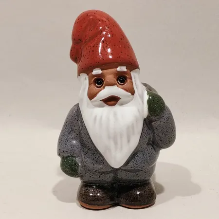 Figurin Rolf Berg "Tomte med säck" Höjd 10cm Torshälla, Sweden, etikettmärkt.