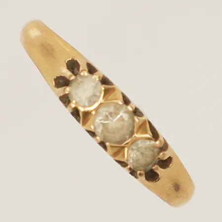 Ring med vita stenar stl:17½ bredd 4,2mm slitage på stenar 18K Vikt: 1,9 g