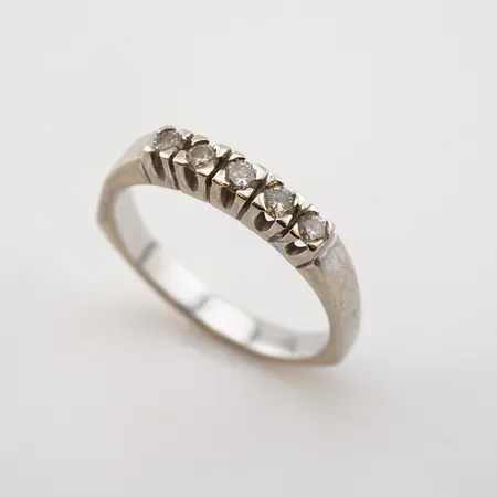 Ring m 5 diamanter ca 0,05ct/styck, vitguld, 17½(54), bredd 3,5mm, 18k Vikt: 4,7 g