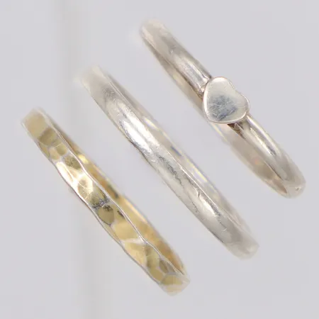 Tre ringar stl:16¾-18, bredd 2mm, skeva, 925/1000 silver Vikt: 4,1 g