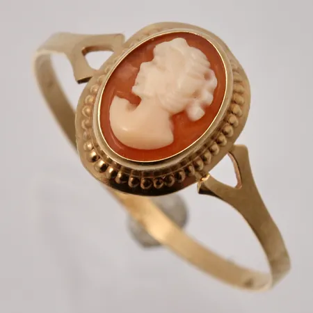 Ring stl:18 bredd 1,5-10,4mm, Kamé mått 6x8mm, bucklor på fattning, 18K, 0,95g.