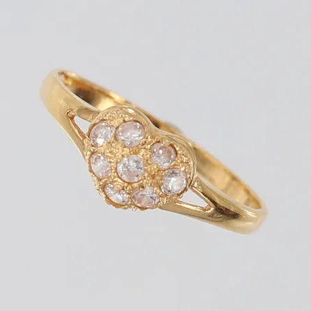 Ring hjärta med vita stenar stl:17¾ bredd 6,5mm 18K Vikt: 2,1 g