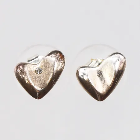 Ett par örhängen hjärtan med vita stenar, 7,5-9,7mm stift, 925/1000 silver Vikt: 1,2 g