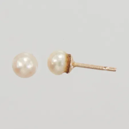 Ett par örhängen med odlade pärlor Ø ca 5mm, slitna pärlor, snurrebussar saknas, 18K Vikt: 0,7 g