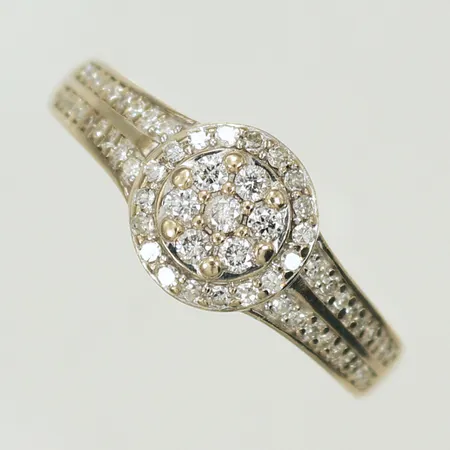 Ring vitguld med 61 diamanter, stl 18¾ bredd 2-8mm, behov av omrodinering/liten spricka i skenan, Guldfynd, 18K 3,3g