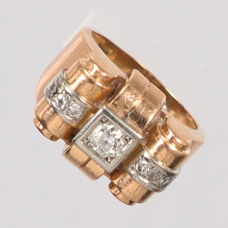Ring med gammalslipad diamanter 1 x ca 0,35ct ca W/SI2, samt 6 x ca 0,02ct, stl 19¾, bredd 4 - 15,4mm, mittsten med inneslutning som når ytan, en sidosten skadad, skev skena, 18K Vikt: 14 g