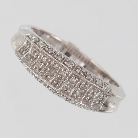 Ring Guldfynd med diamanter 14 x 0,01ct, stl:18, bredd 6,3mm, vitguld 18K Vikt: 4,6 g
