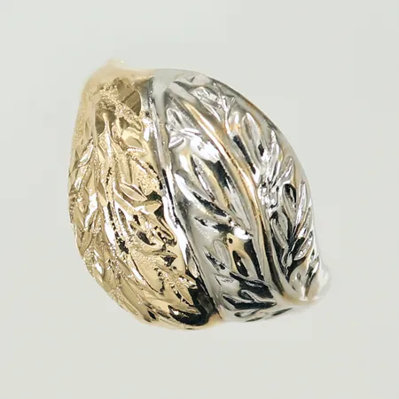 Ring tvåfärgad stl 18½ bredd 3-15mm, ojämn & skadad skena, 14K 1,1g Vikt: 1,1 g