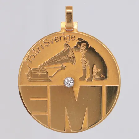 Hänge med diamant ca 0,03ct längd 31mm, bredd 25mm, gravyr, 18K Vikt: 7 g