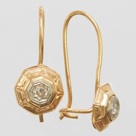 Örhängen med diamanter 2 x ca 0,10ct längd 2,5cm, bredd 1-10mm, krokar, 18K Vikt: 2,6 g