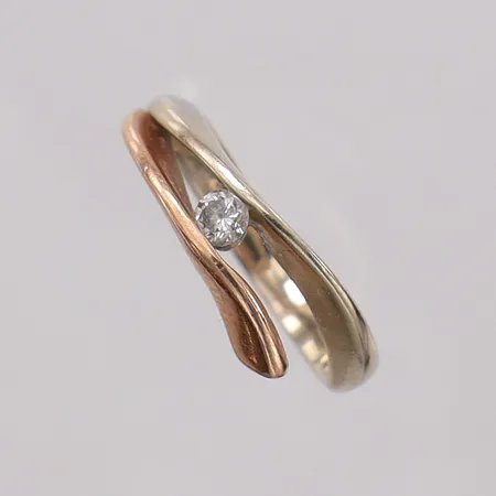 Ring med diamant 0,10ct enligt gravyr, stl:16 bredd 3-6,6mm, tvåfärgad. 14K Vikt: 3,7 g