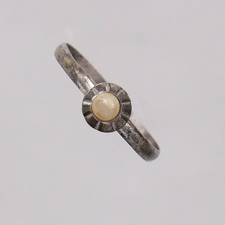 Ring med imiterad pärla, stl 16½, skev, bucklig, skadad imitationspärla silver 925/1000 Vikt: 0,6 g