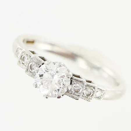 Ring diamant 1 x 0,57ct E/VS2 enligt GIA certifikat, 6 x ca 0,01ct stl:16½ bredd 2-5,5mm, etui, platina 950/1000, vikt 3,9gram. 