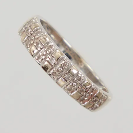 Ring, stl 15½, bredd 3,3-4,3, åttkantslipade diamanter 20x ca 0,005ct, flera med nagg, vitguld, GHA, 18K Vikt: 3,1 g