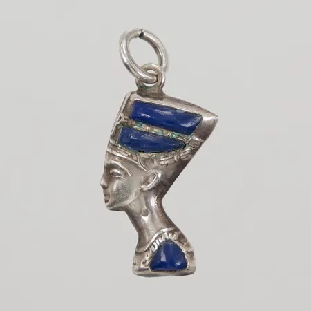 Hänge Nefertiti med emalj 35x15mm, emalj med skador, ostämplat silver Vikt: 3,7 g