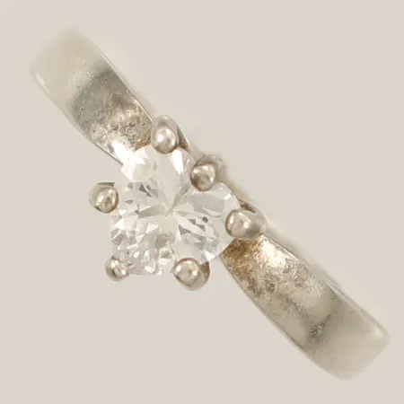 Ring med vit sten stl:18¾ bredd 7,5mm ojämnheter på skenan silver 925/1000 Vikt: 2,1 g