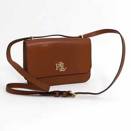 Väska Ralph Lauren Sophee Medium, brunt läder, beslag i guldfärgad metall, justerbar axelrem, invändigt två fack samt en ficka med dragkedja, utvändigt ett fack, lås med färgbortfall, fläckar, bruksskick i övrigt, inga tillbehör.
