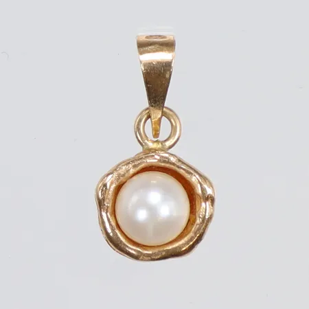 Hänge med odlad pärla 6x14mm inklusive hängöglan BEH (Bengt Hallberg GuldsmedS) 18K Vikt: 0,9 g