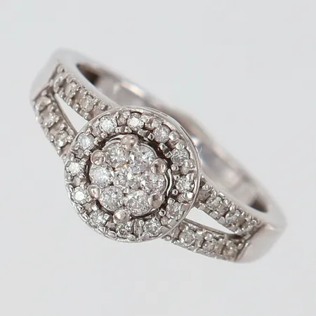 Ring med diamanter 1 x 0,02ct + 6 x ca 0,01ct + 24 x ca 0,005ct , stl:16, bredd 8,8mm, GHA, Vitguld 18K Vikt: 3,6 g