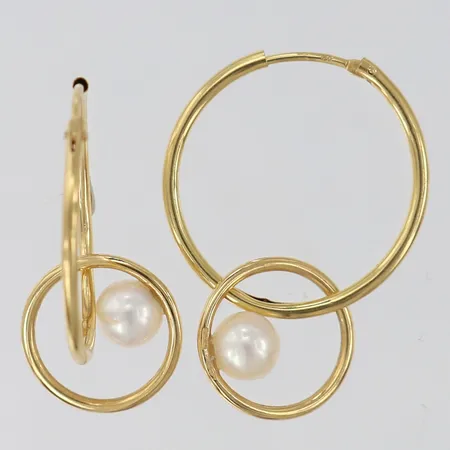 Ett par örhängen med odlade saltvattenpärlor pärlor caØ6mm, Ø14x23mm längd 32mm bredd ca 1,5mm 18K Vikt: 3,2 g